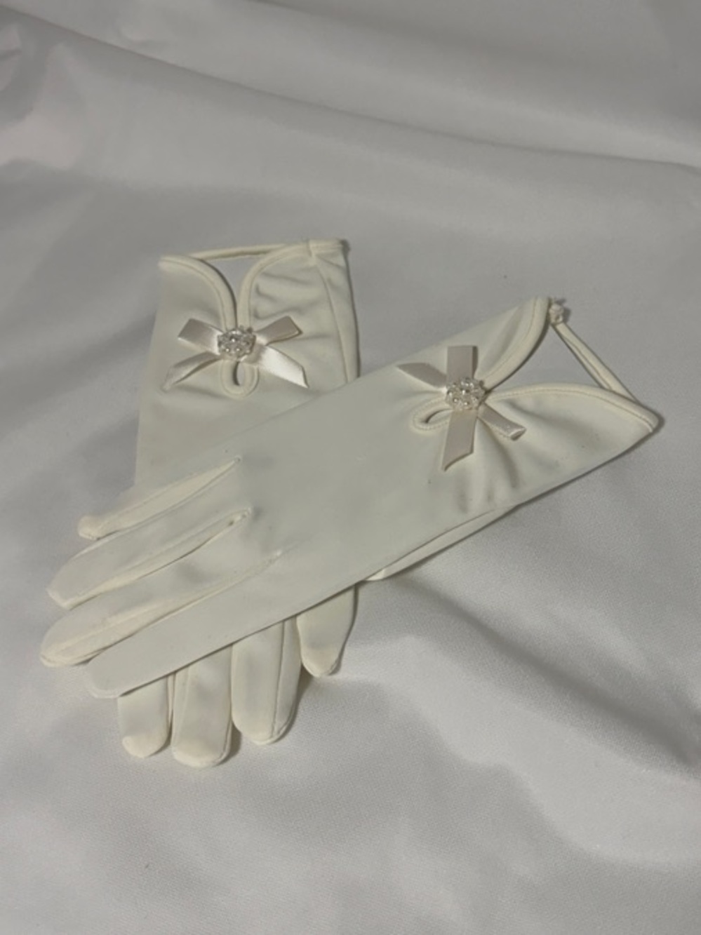 Elegant White Satin Gloves with Bow and Pearl Accent